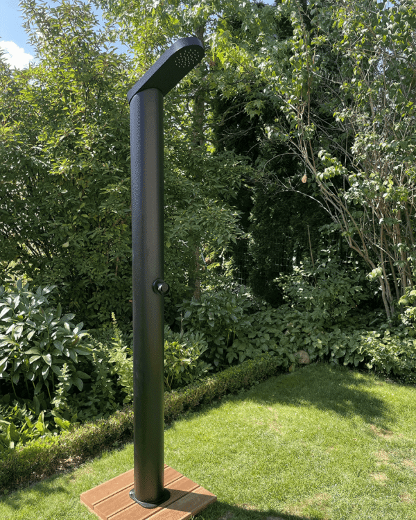 Solardusche Helios ganz im Garten