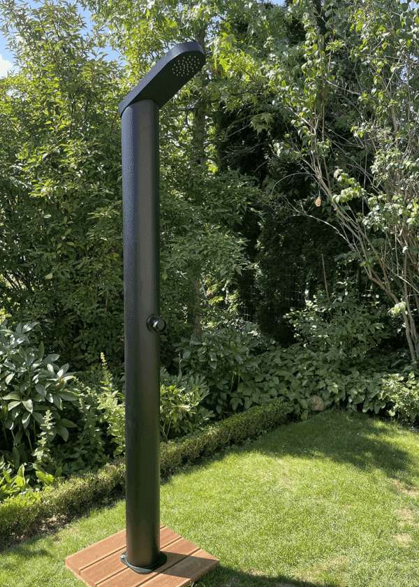 Solardusche Helios ganz im Garten