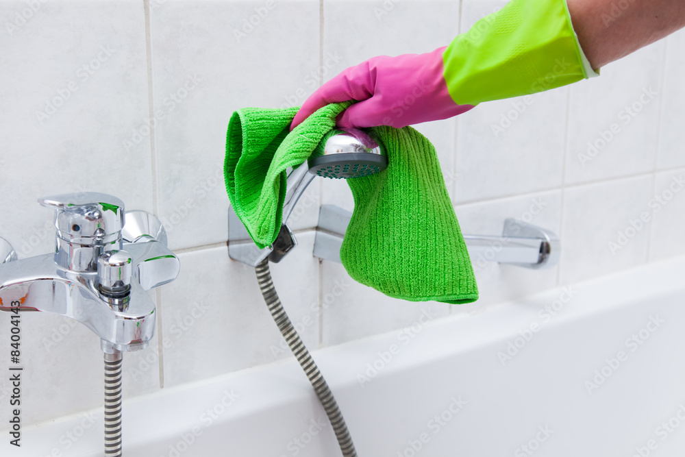 Reinigung einer Duscharmatur mit grünem Tuch – Duscharmatur entkalken leicht gemacht