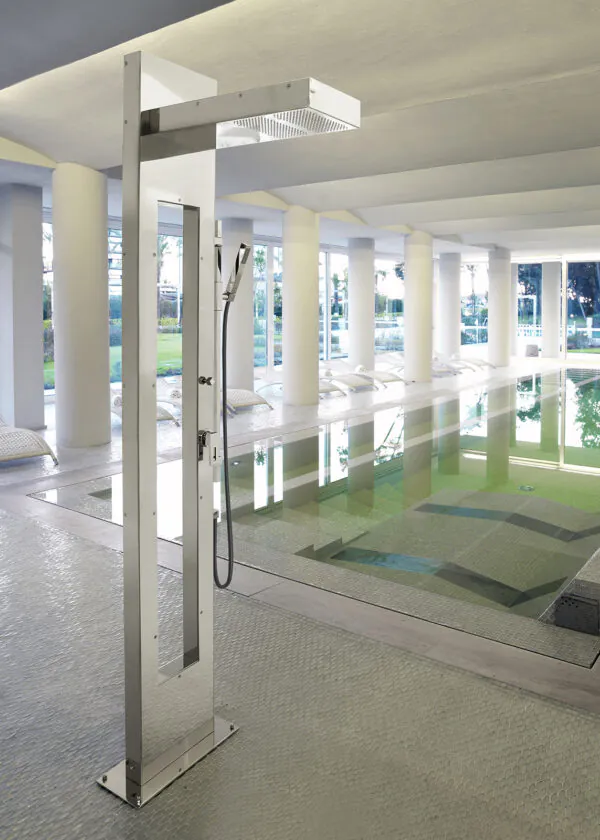 Schwimmbaddusche freistehend mit Handbrause und Kopfbrause