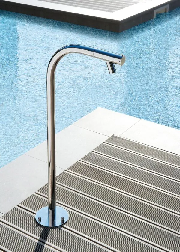 Gartenschlaucharmatur neben Pool