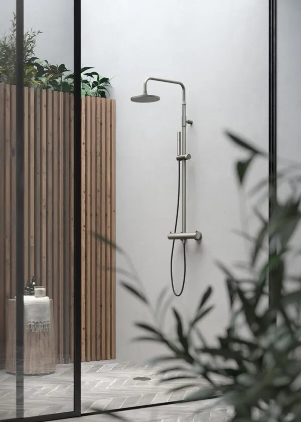 Wanddusche mit Thermostatmischer