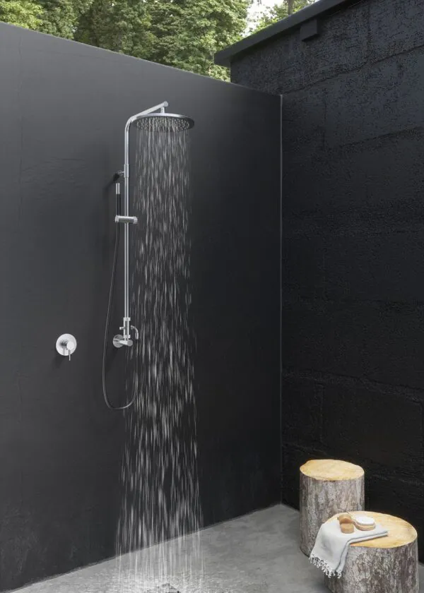 Wanddusche mit externer Bedienung und grossem Duschkopf